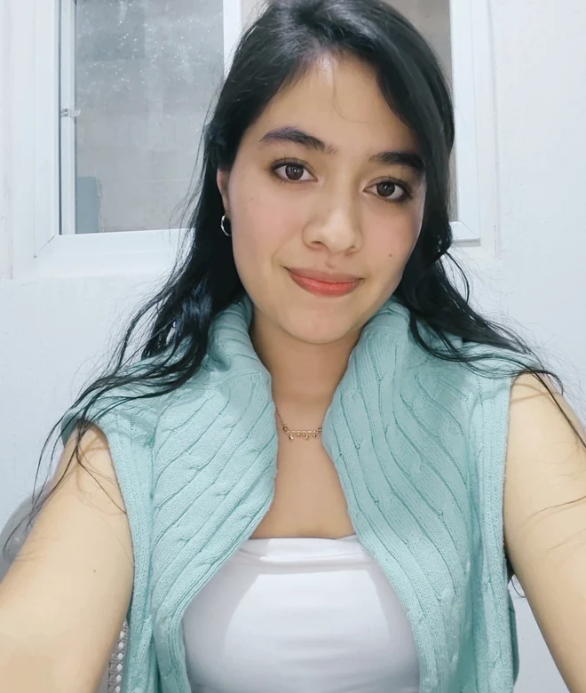 Retrato de Esthefany Cerna, con blusa blanca