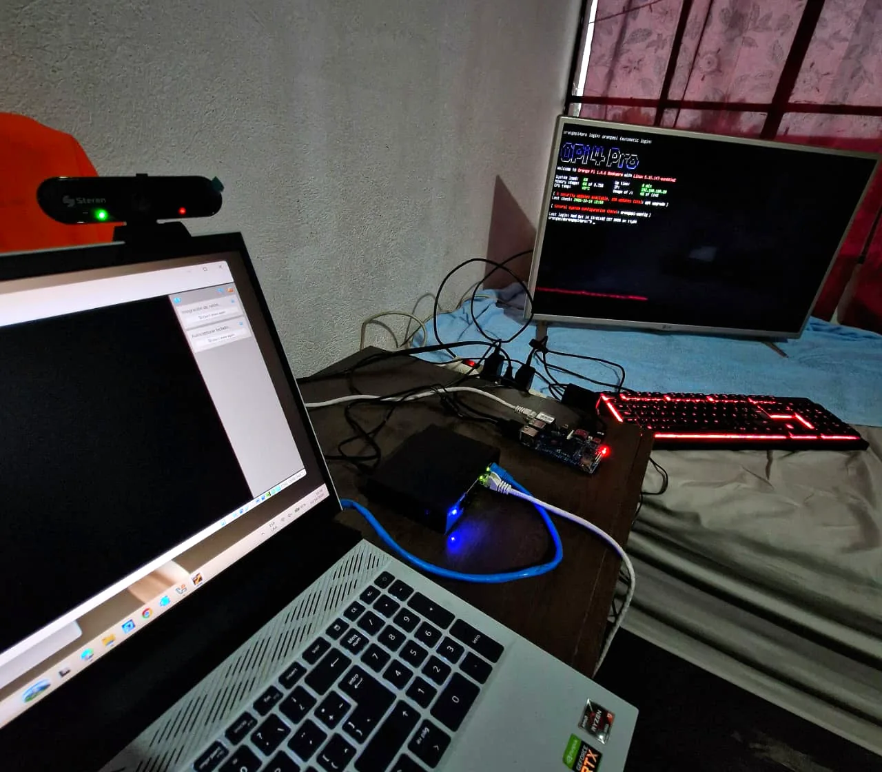 Montaje físico del laboratorio con laptop, monitor, Orange Pi, cableado y cámara USB